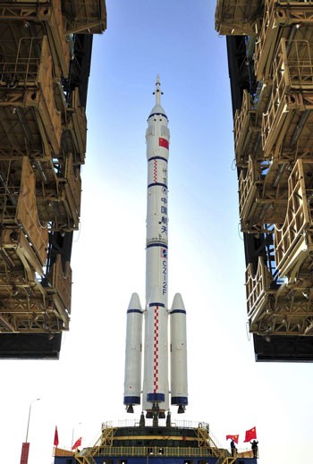 Tên lửa đẩy Trường Chinh 2F được di chuyển đến Trung tâm phóng vệ tinh Tửu Tuyền ngày 26-10 - Ảnh: Reuters